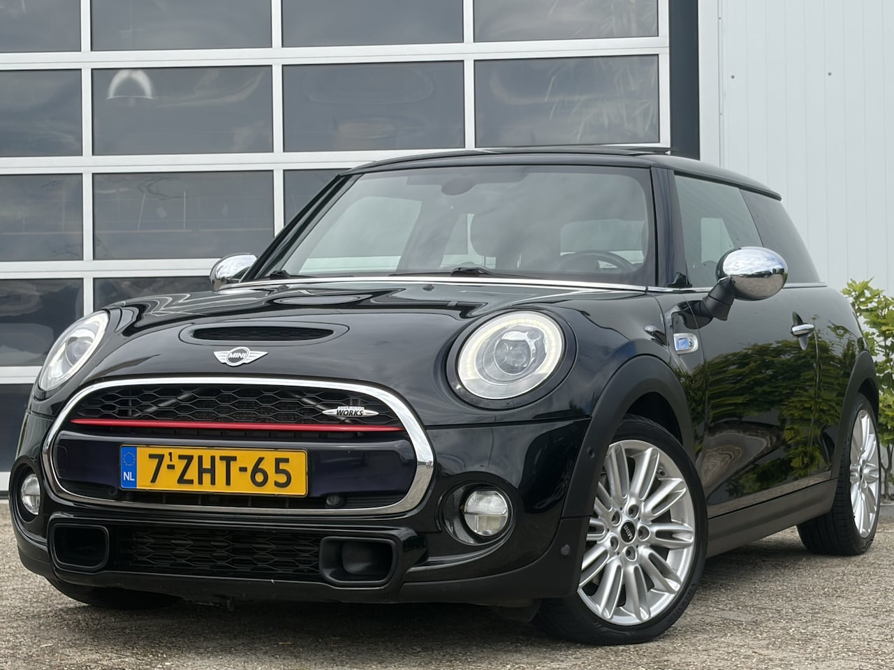 MINI 3-Deurs - 2.0 Cooper S Chili Serious Business 192pk | Akrapovič uitlaat | Bluetooth | Cruise control - AutoWereld.nl