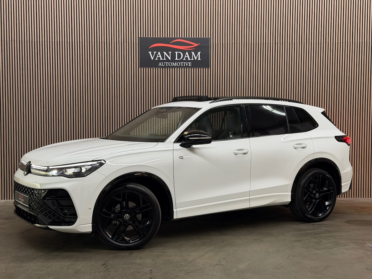 Volkswagen Tiguan - 1.5 eTSI R-Line Business 2024 IQ-LIGHT PANO CAMERA - AutoWereld.nl