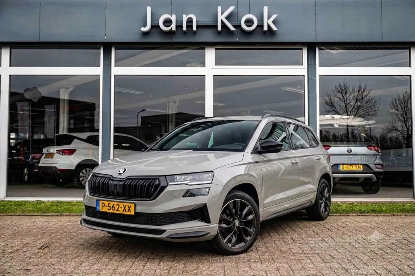 Skoda Karoq - 1.5 TSi 150pk DSG-7 Sportline Business Stoelverwarming | Camera | Parkeersensoren - AutoWereld.nl
