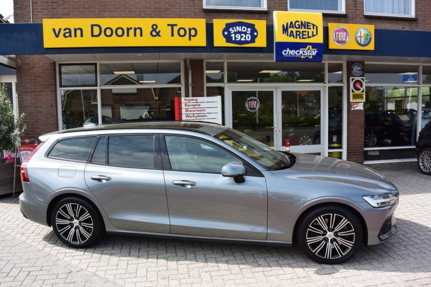 Volvo V60 - 2.0 T8 TE AWD INSCR. / Panorama / Trekhaak / - AutoWereld.nl