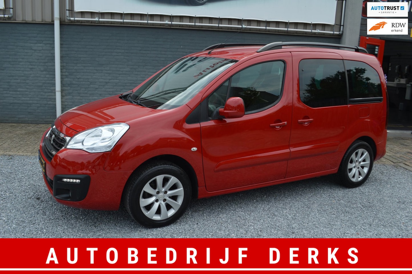 Peugeot Partner Tepee - 1.2 PureTech Allure |Airco| 2X Schuifdeur |Trekhaak Nieuwstaat| Bj 2018 - AutoWereld.nl