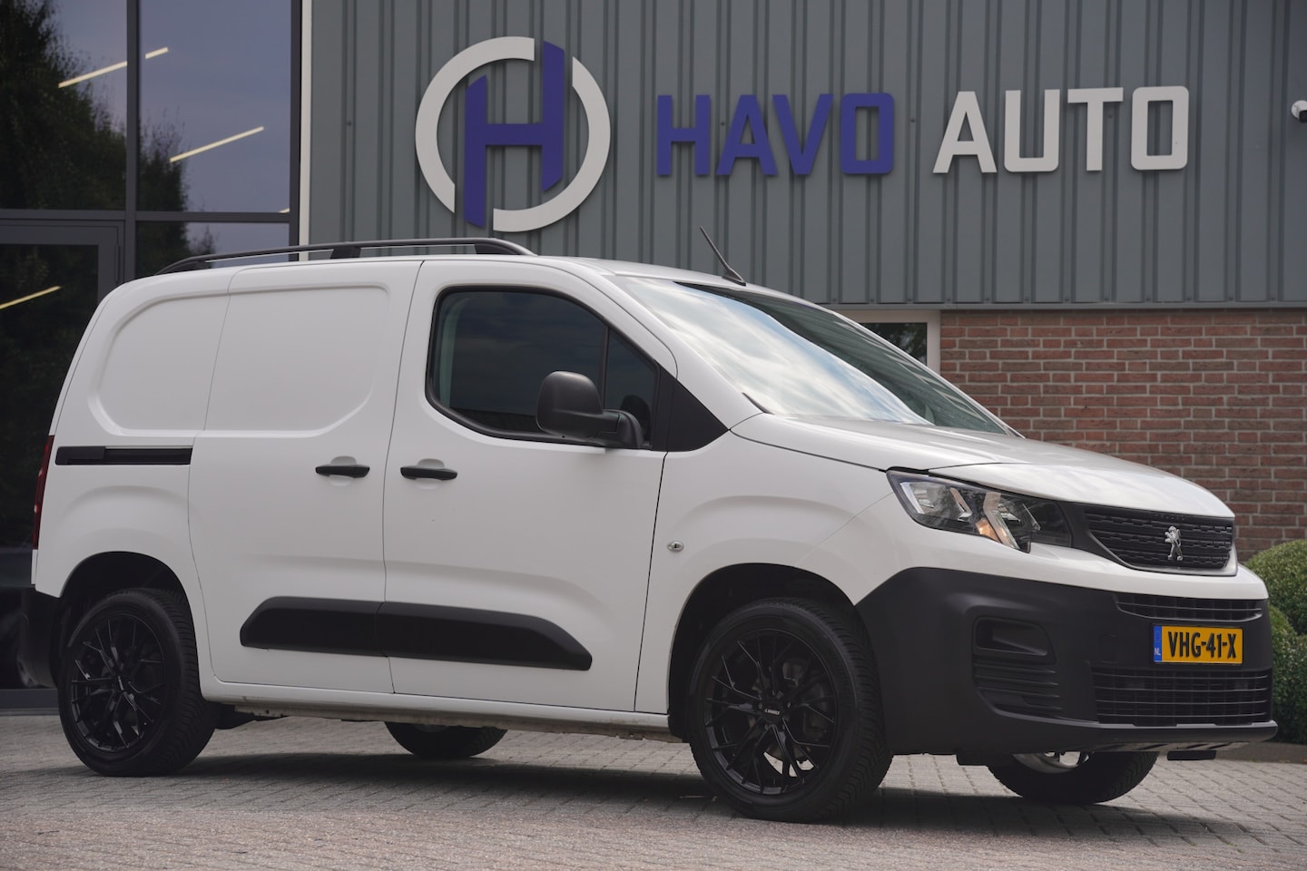 Peugeot Partner - 1.2 Benzine, AIRCO, BTW-BPM-VRIJ / MARGE, TREKHAAK - AutoWereld.nl