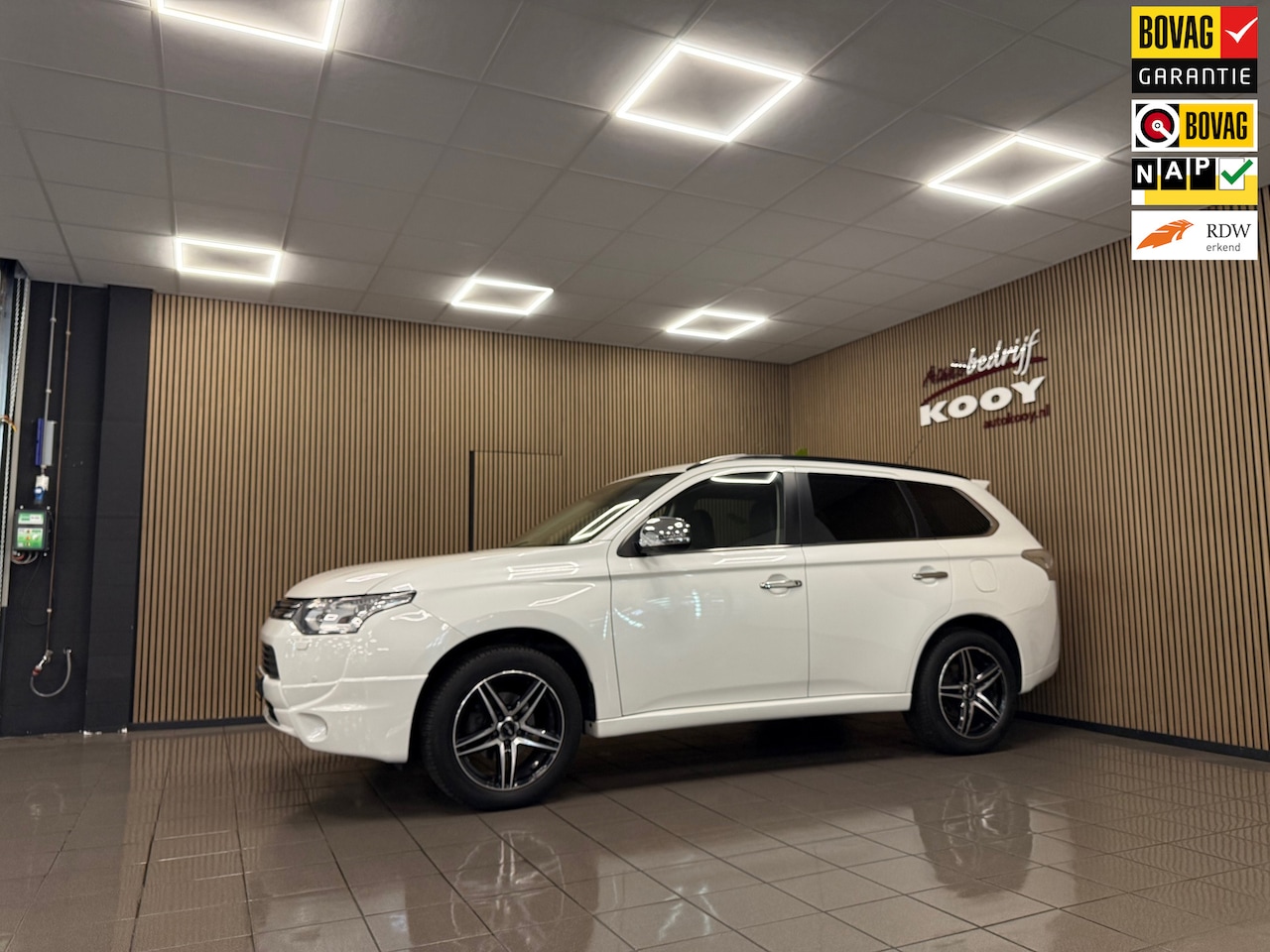 Mitsubishi Outlander - 2.0 PHEV instyle+ * Schuif-Kanteldak / Navigatie / Trekhaak / Stoelverwarming / NL Auto * - AutoWereld.nl