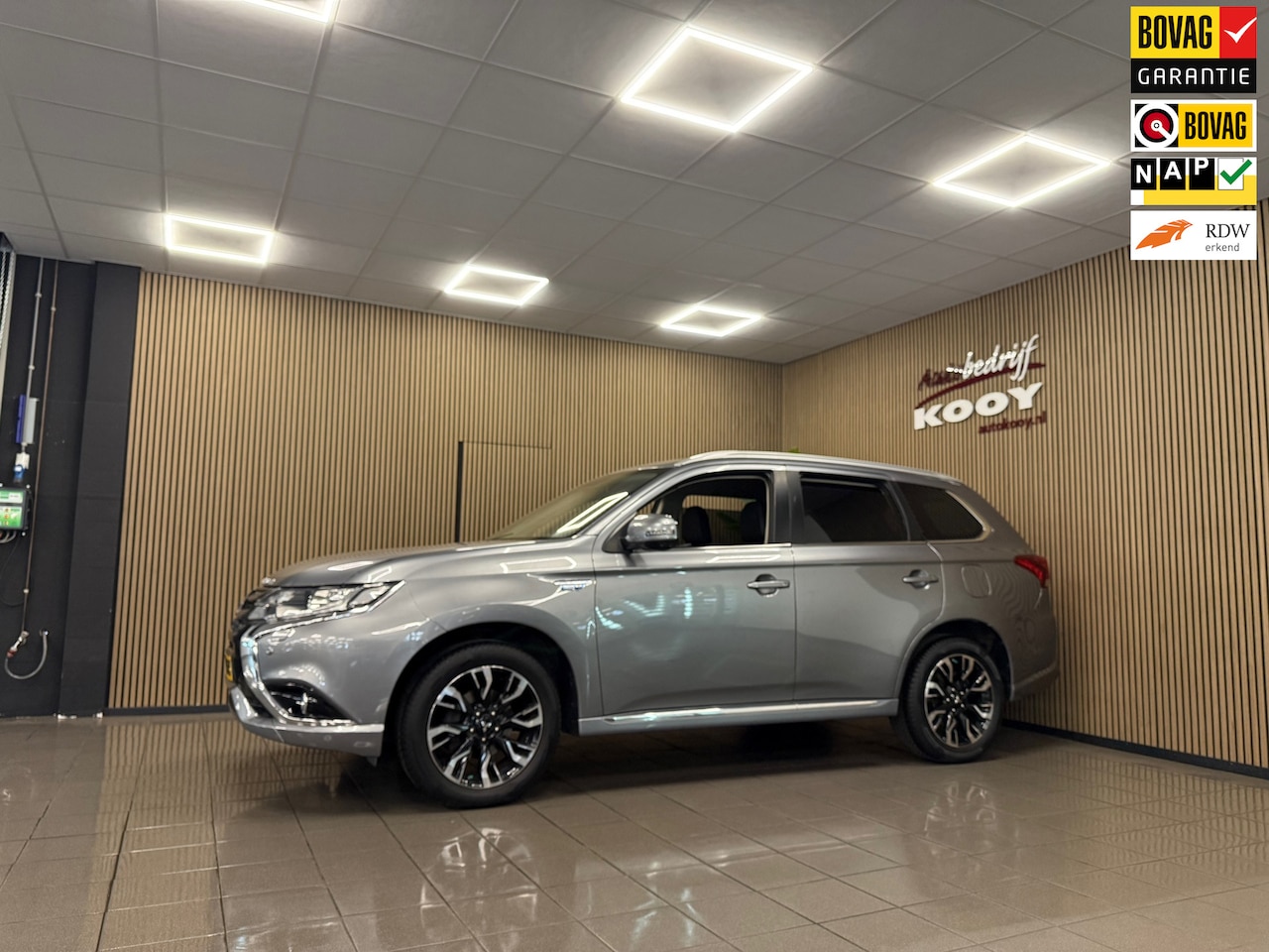 Mitsubishi Outlander - 2.0 PHEV Executive Edition * Stoelverwarming / LM Velgen / Parkeersensoren / NL Auto * - AutoWereld.nl