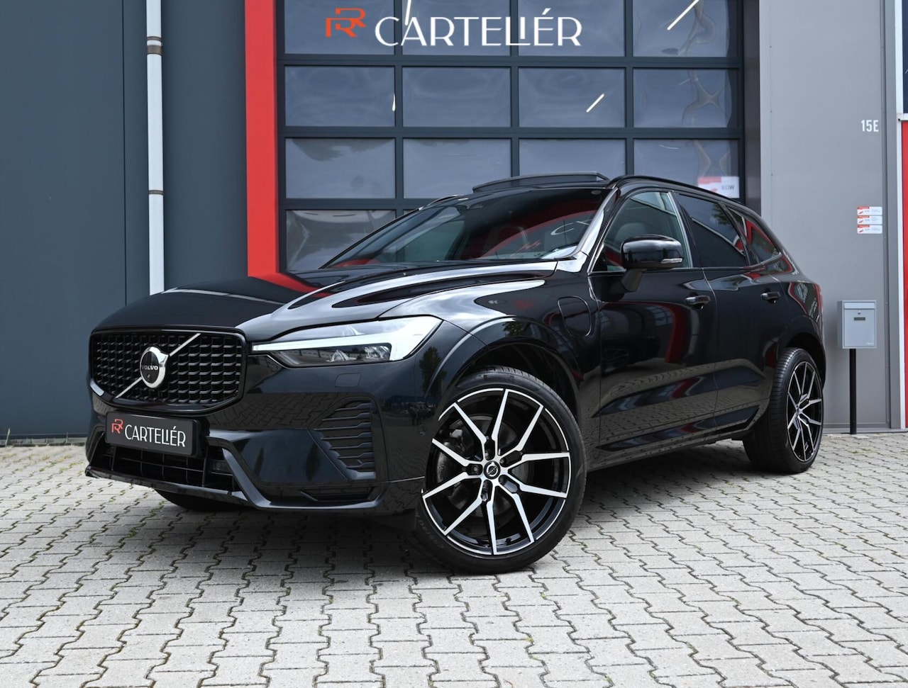 Volvo XC60 - 2.0 T6 R-Design AWD 398PK Long Range | Pano | Orrefors | 360 | Harmon Kardon | Keyless | A - AutoWereld.nl