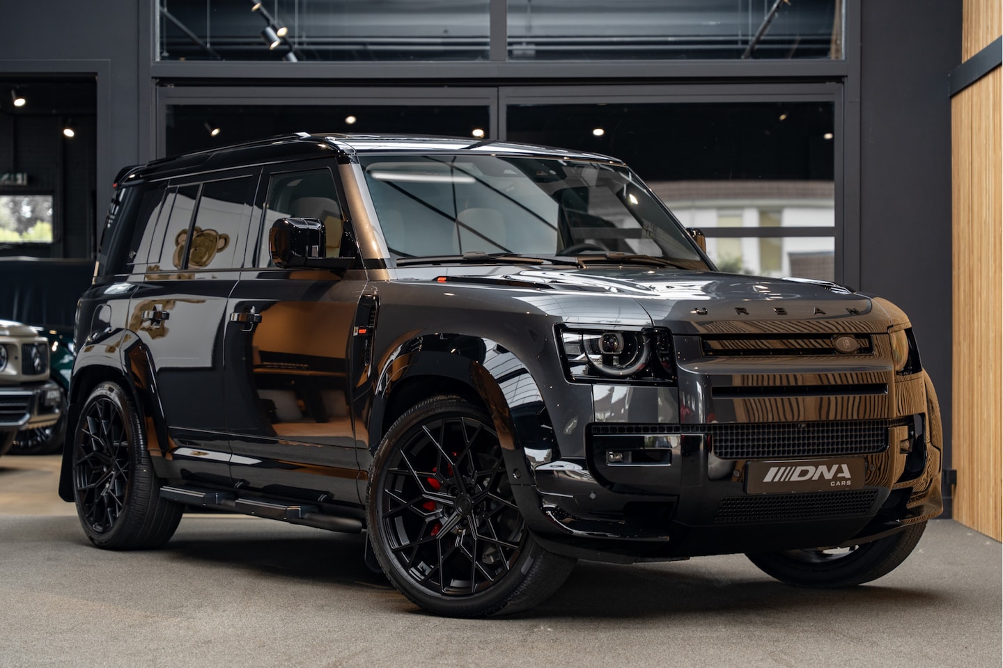Land Rover Defender 110 - X-Dynamic SE Urban Pano Koelbox Red Accents 2.0 P300e 110 X-Dynamic SE Urban Automotive - AutoWereld.nl