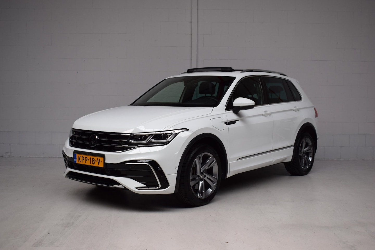 Volkswagen Tiguan - 1.4 TSI eHybrid R-Line Business+ SOH / VIRTUAL / 360CAMERA / IQ-LIGHT / SFEERVERLICHTING / - AutoWereld.nl