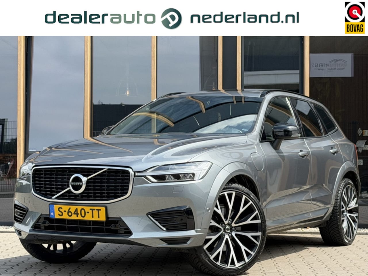 Volvo XC60 - 2.0 T8 Twin Engine AWD R-Design | Pano | Elec Trekhaak | Camera | - AutoWereld.nl