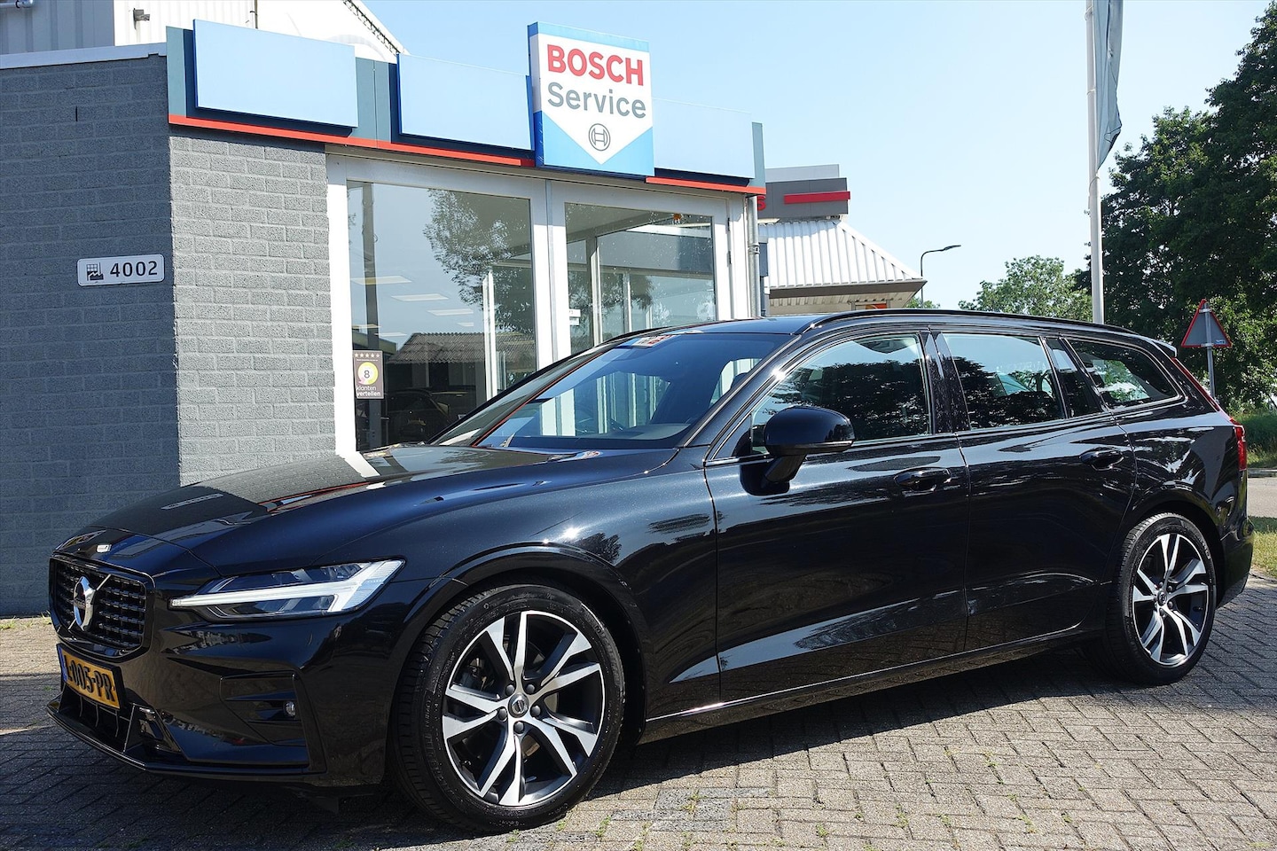 Volvo V60 - B3 163pk Geartronic Mild Hybrid R-Design | PANO | HARMAN | PILOT ASSIST | KEYLESS | - AutoWereld.nl