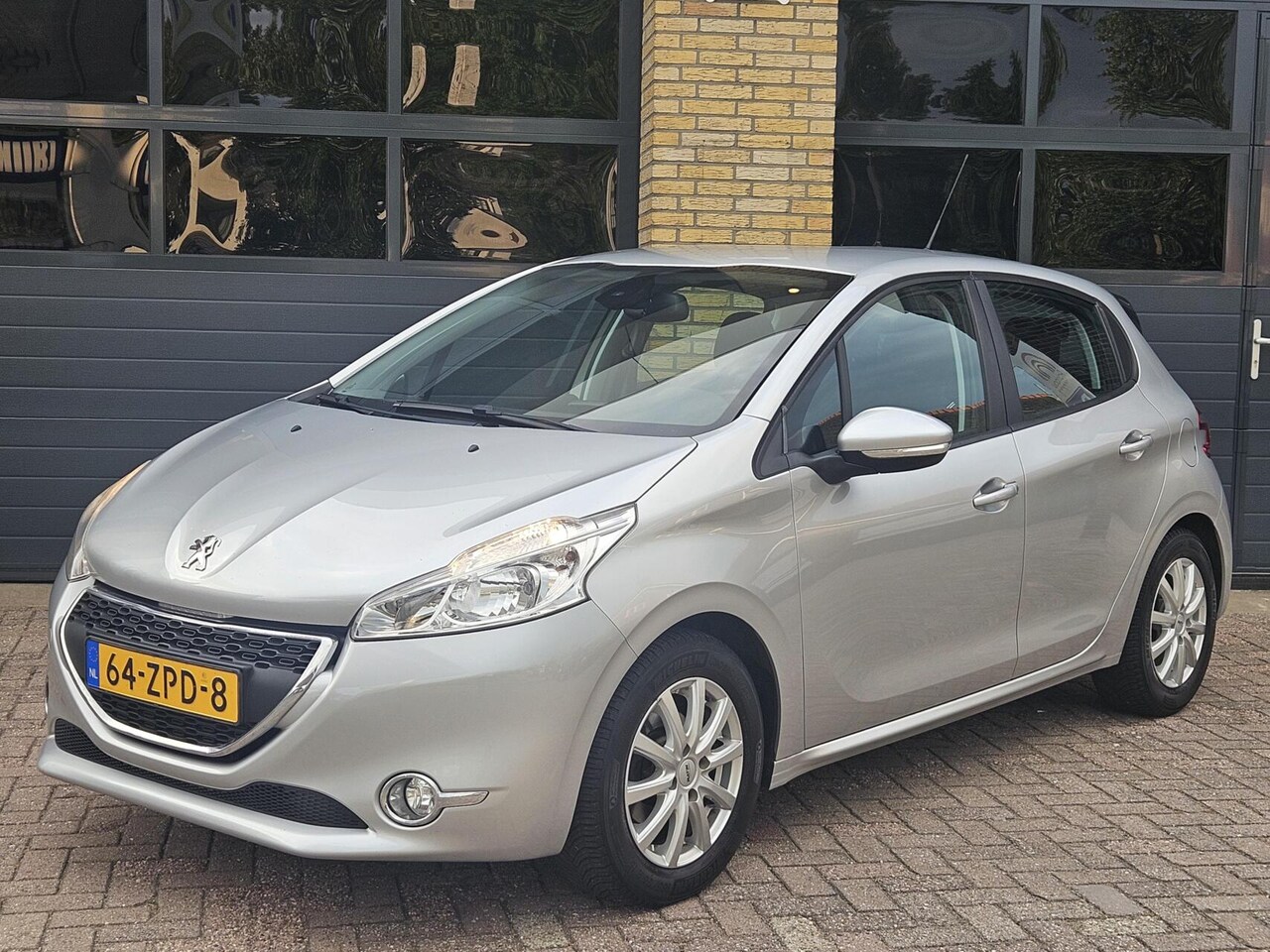 Peugeot 208 - 1.2 VTi Allure | Navigatie | Trekhaak | Parkeersensoren achter - AutoWereld.nl