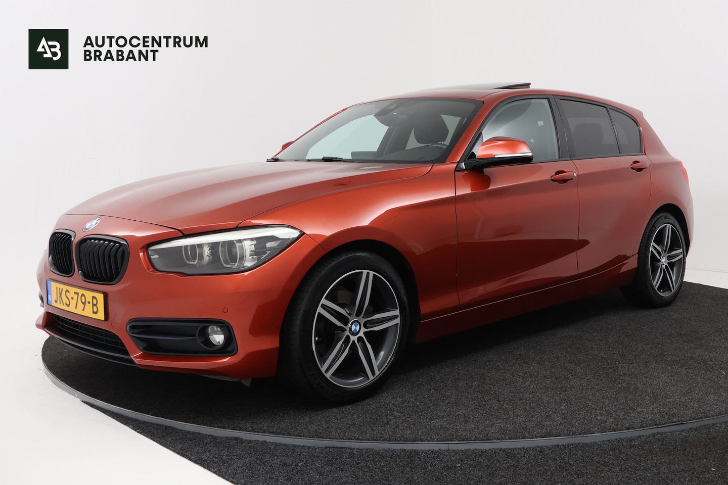BMW 1-serie - 118i Executive Automaat (GROOT-NAVIGATIE, LED, PANORAMADAK, CAMERA, SPORTSTOELEN, GROOTLIC - AutoWereld.nl