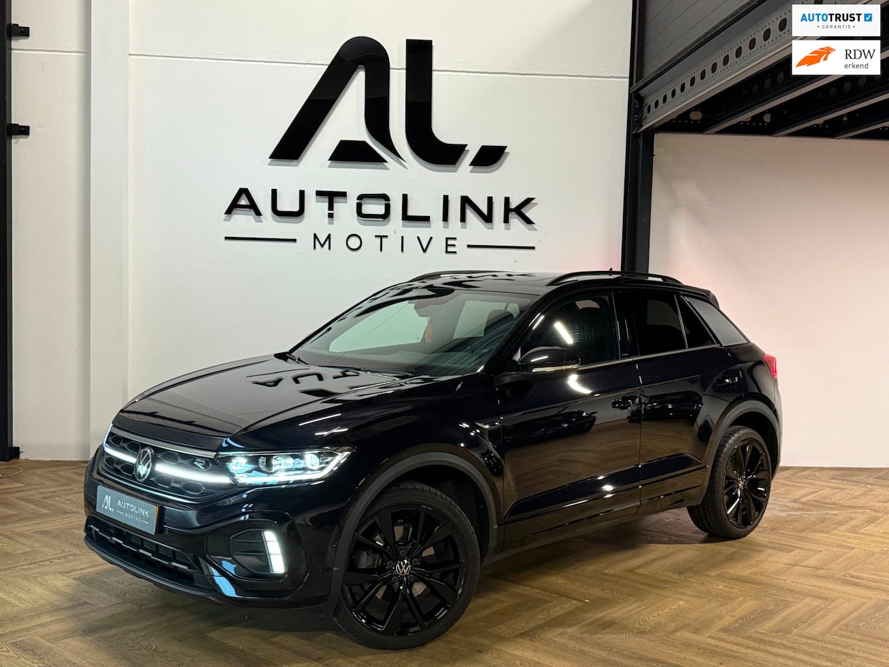 Volkswagen T-Roc - 1.5 TSI 3x R-Line Panorama/Black Style/Keyl - AutoWereld.nl