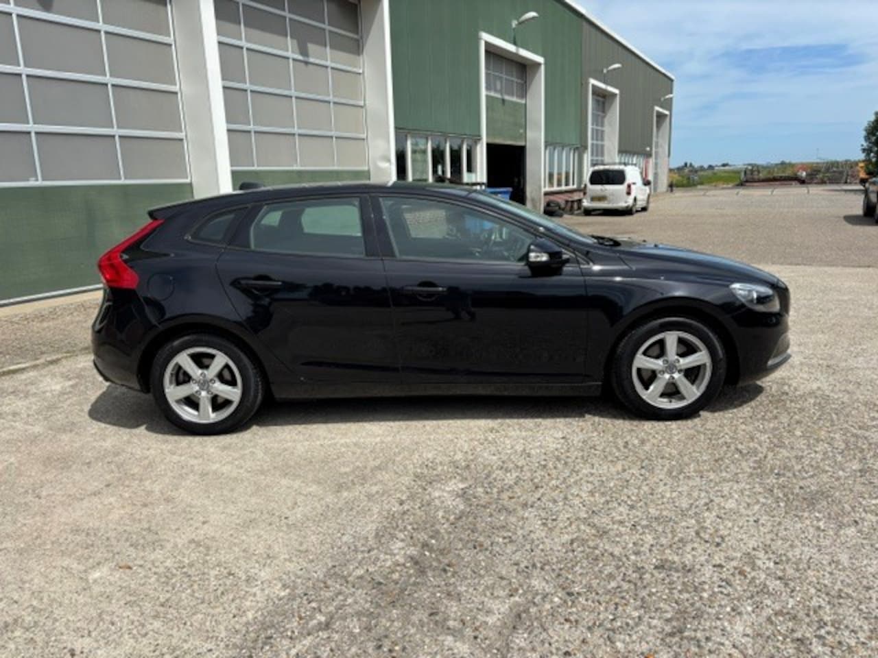 Volvo V40 - 1.6 T3 Momentum/ Panodak / Trekhaak/ Navi/Stoelverwarming /PDC - AutoWereld.nl