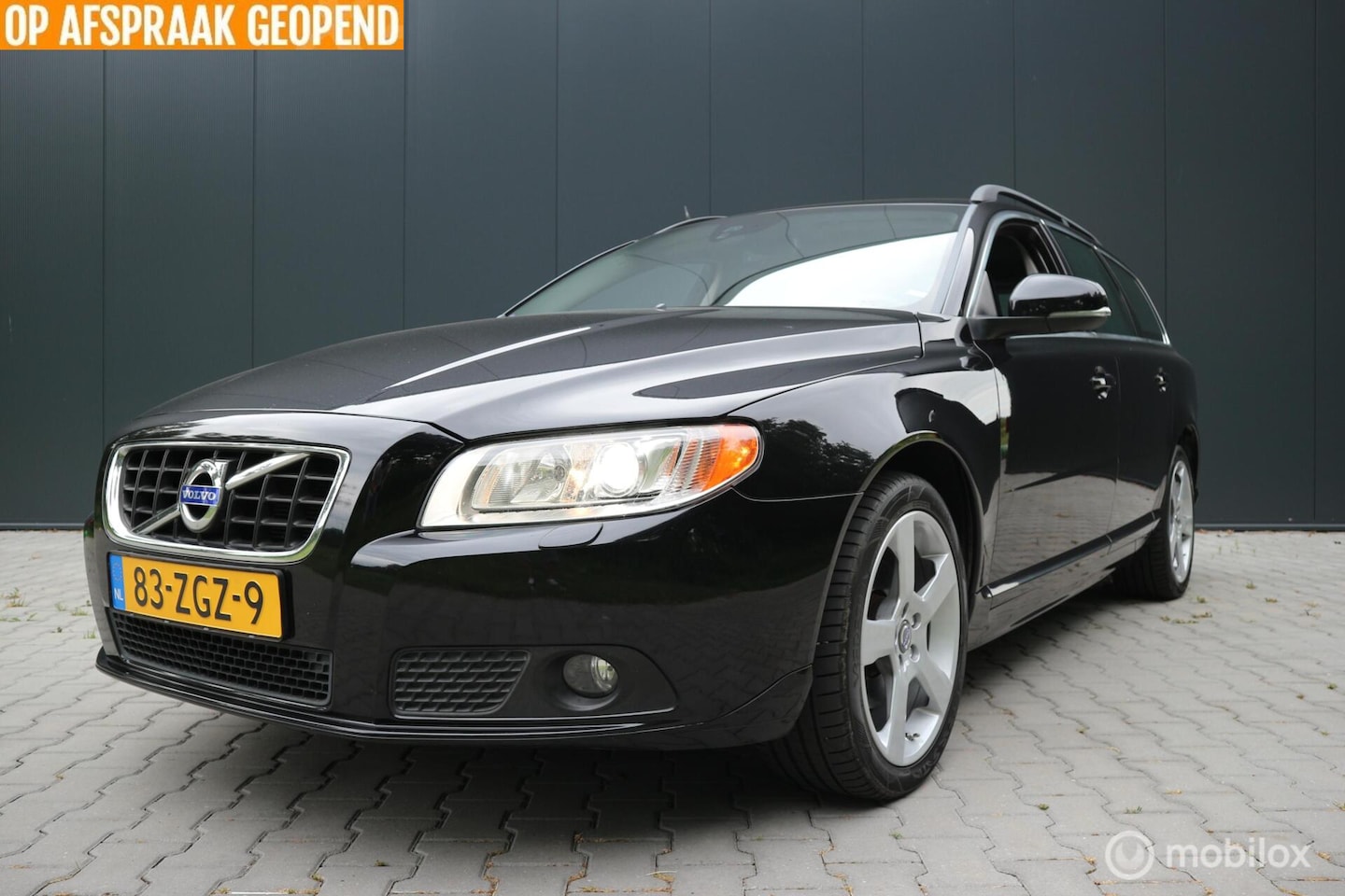 Volvo V70 - 1.6 T4 Momentum AUTOMAAT/XENON/LEDER/ECC/NAP - AutoWereld.nl