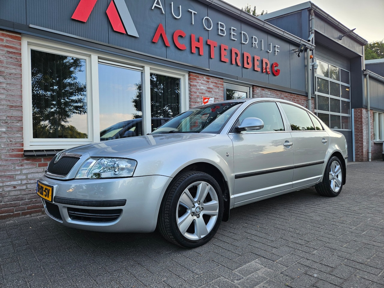 Skoda Superb - 2.0 Business Edition Trekhaak! Airco/Clima! Nette Auto! NAP! Cruise Control! Carplay! - AutoWereld.nl