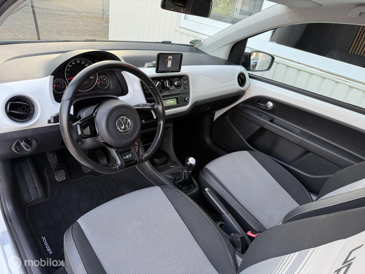 Volkswagen Up! - 1.0 White up! Highline Pano Navigatie Airco - AutoWereld.nl