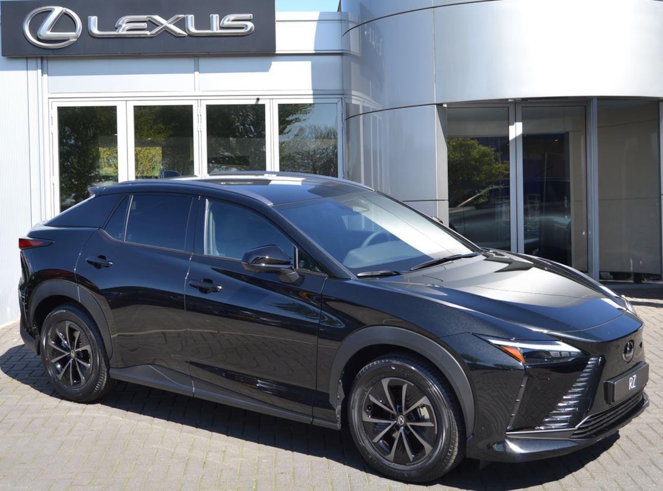 Lexus RZ - 350e Luxury Line 77 kWh DIRECT LEVERBAAR 360-CAM STOELVERW STUURVERW KEYLESS - AutoWereld.nl