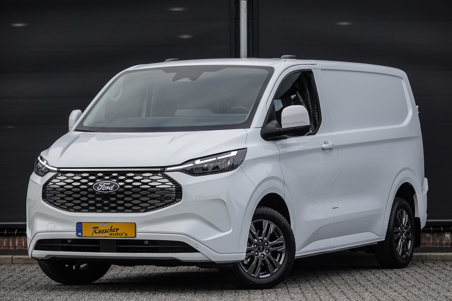 Ford Transit Custom - E-Transit L1H1 218Pk Aut. | Limited 320 | Pro Power Onboard | Achteruitrijcamera | Trekhaa - AutoWereld.nl