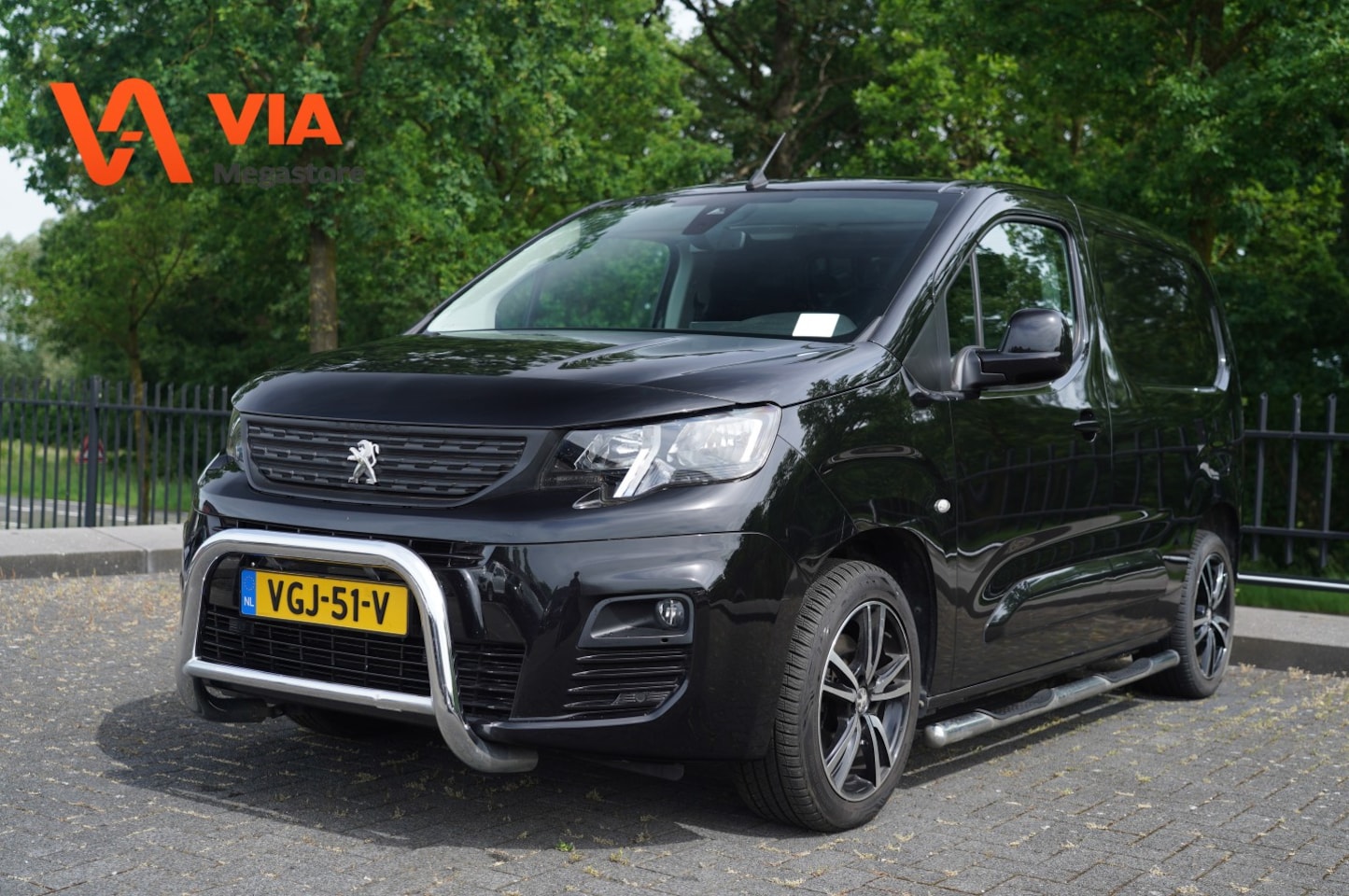 Peugeot Partner - 1.5 | Premium | Trekhaak | Bullbars | Velgjes | Camera | Navi | Cruise | Full Color! - AutoWereld.nl