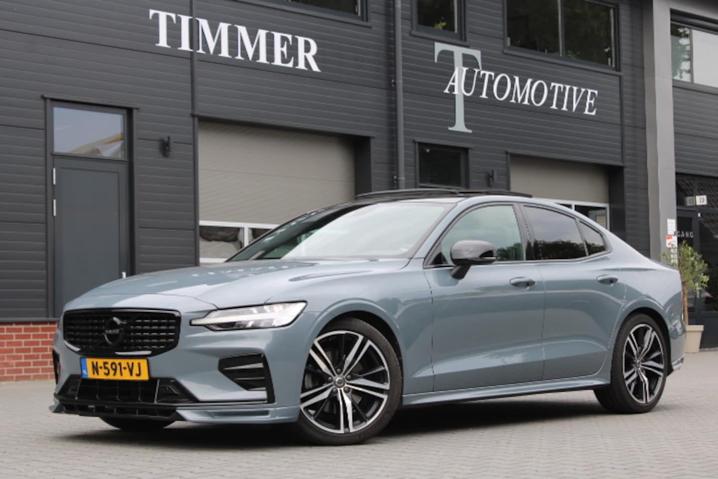Volvo S60 - 2.0 B3 R-Design - Panoramadak - 19 Inch - Harman Kardon - Adaptive Cruise - Spoiler set - - AutoWereld.nl