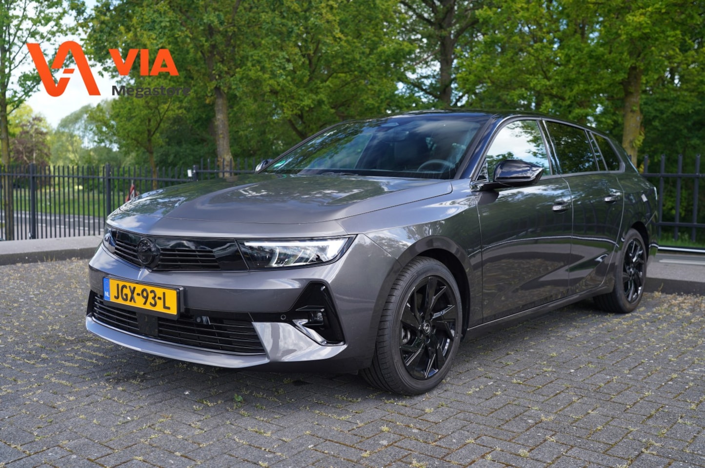 Opel Astra Sports Tourer - 1.2 Turbo GS | LED | AGR | Navi | Black Ed. | Stoel & Stuurverw. - AutoWereld.nl