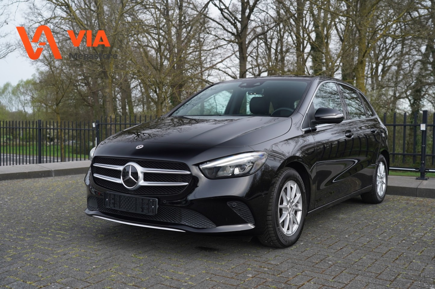 Mercedes-Benz B-klasse - 200 | LED | PDC | Halfleer | Stoelverw. | Climate | Camera | Adaptive Cruise | - AutoWereld.nl