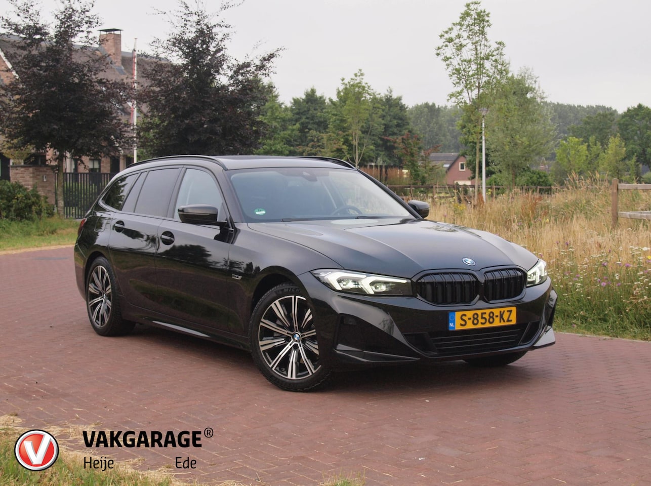 BMW 3-serie Touring - 320e | Facelift | 19 Inch | Camera | Sfeerverlichting | Cruise Control | Leer | NL-Auto | - AutoWereld.nl
