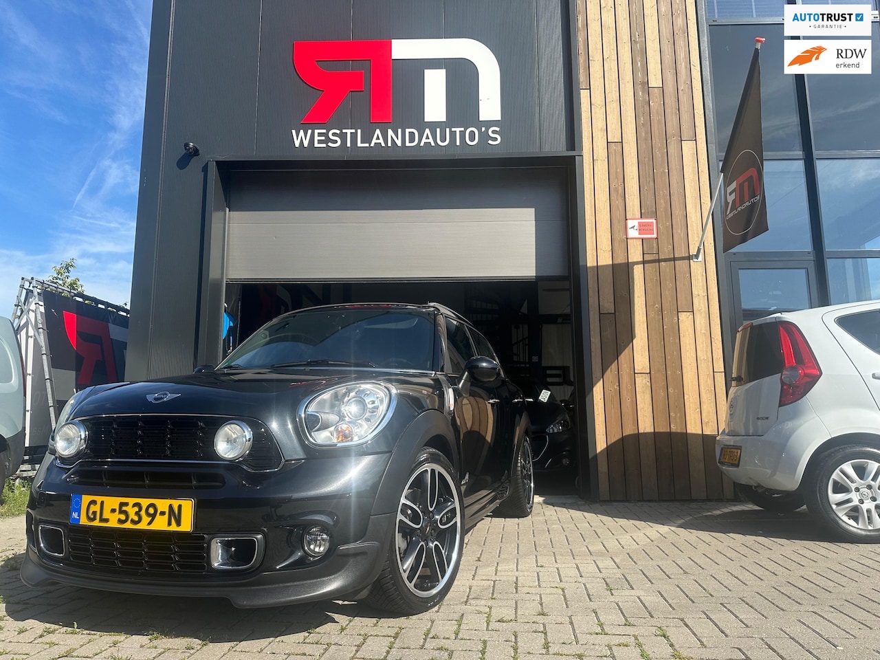 MINI Countryman - 1.6 Cooper S All4 /autom/JCW pakket/navi/pano/airco/nw-APK/LM-velgen/harmon-cardon/2 sleut - AutoWereld.nl
