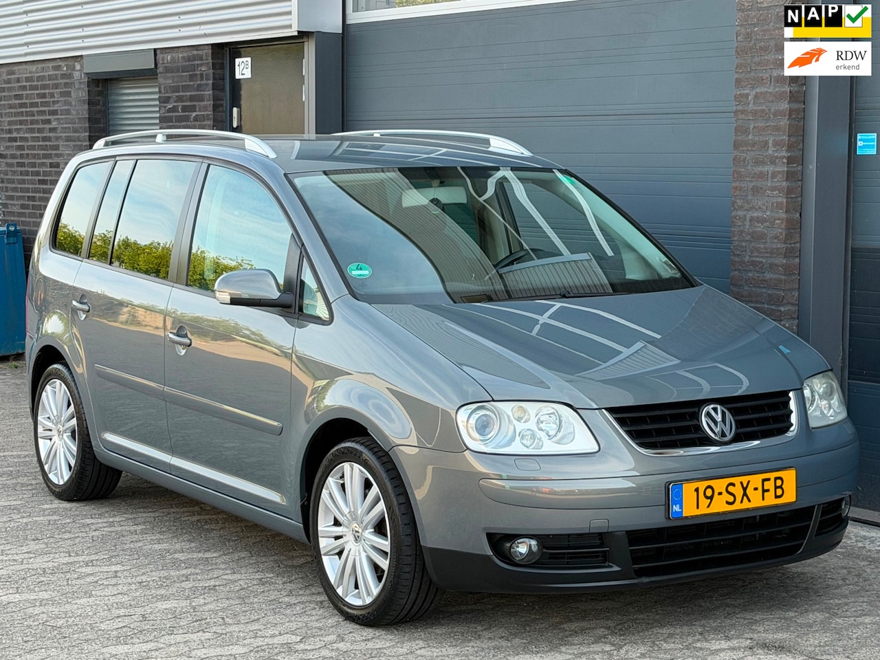 Volkswagen Touran - 2.0-16V FSI Highline CLIMA CRUISE 7PERSOONS TREKHAAK PDC - AutoWereld.nl