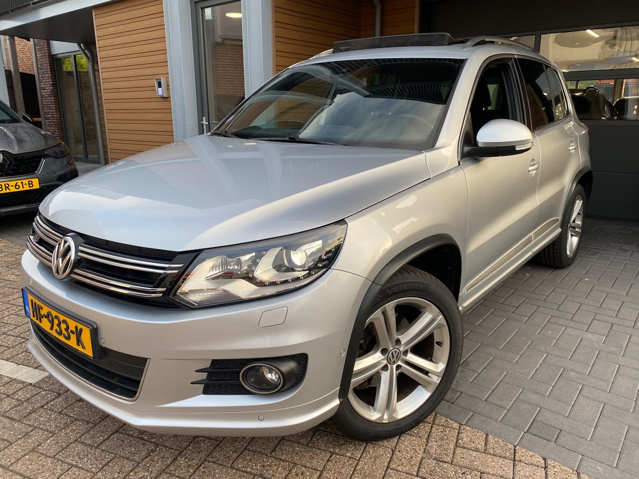 Volkswagen Tiguan - 1.4 TSI R-Line Edition | DSG| Trekhaak| PDC v+a - AutoWereld.nl