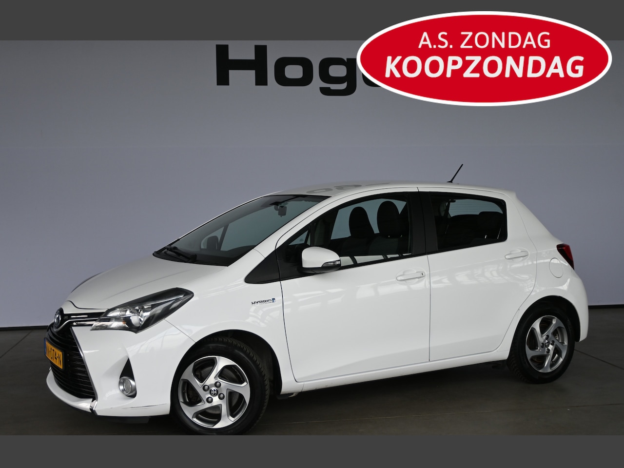 Toyota Yaris - 1.5 Hybrid Trend Bi-Tone Clima Navigatie Trekhaak PDC Cruise control 100% Onderhouden! Inr - AutoWereld.nl