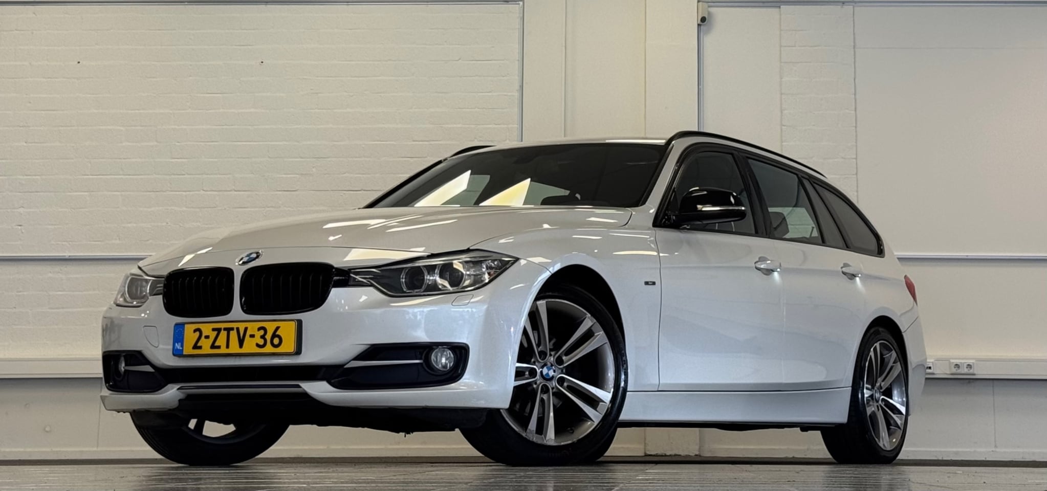 BMW 3-serie Touring - 316d High Executive Lerenbekleding Trekhaak Elek. klep Xenon LED - AutoWereld.nl