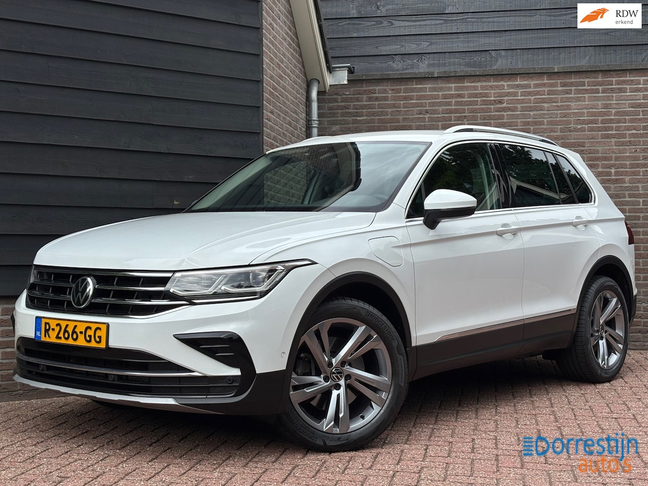 Volkswagen Tiguan - 1.4 TSI eHybrid Business+ | ACC | Camera | IQ.Light | CarPlay | Trekhaak - AutoWereld.nl