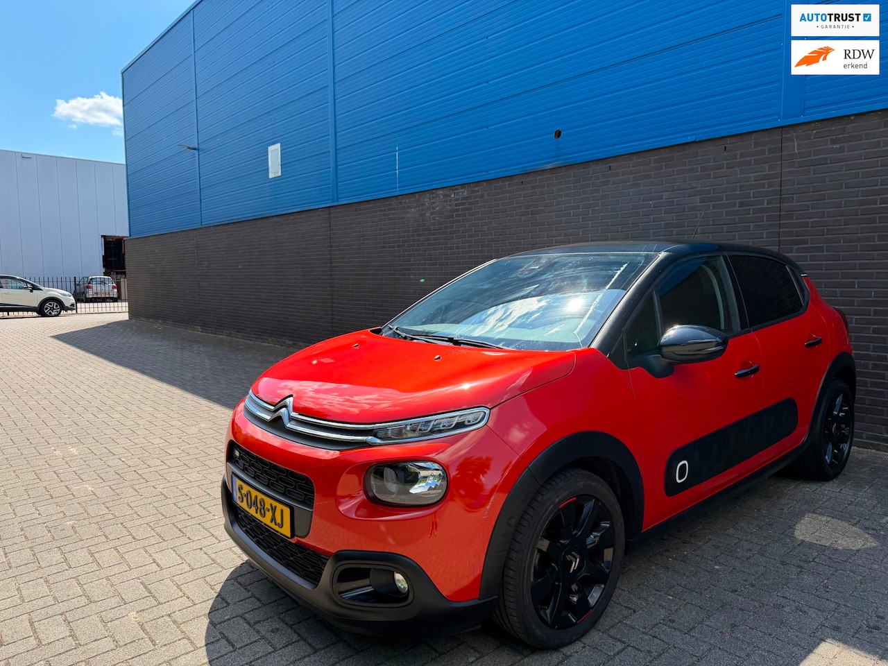 Citroën C3 - 1.2 PureTech Shine | Panoramadak | 17” LM Velgen | Camera | Keyless | Cruise | Climate | C - AutoWereld.nl