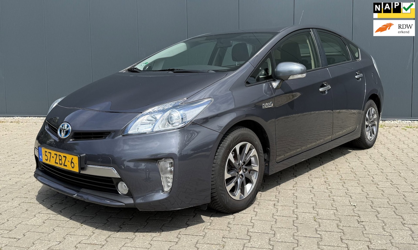 Toyota Prius - 1.8 Plug-in Aspiration Airco Cruise Automaat APK NAP - AutoWereld.nl