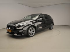 BMW 1-serie - 5-deurs 118i | LED | Navigatie | Panoramadak | Sportstoelen | Stoelverwarming | Shadow lin