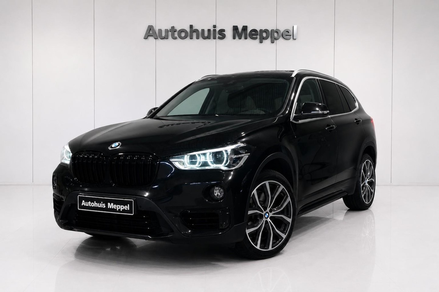 BMW X1 - sDrive20i Sport-Line*LED+*HiFiSound*M-leerstuurwiel*PDC - AutoWereld.nl
