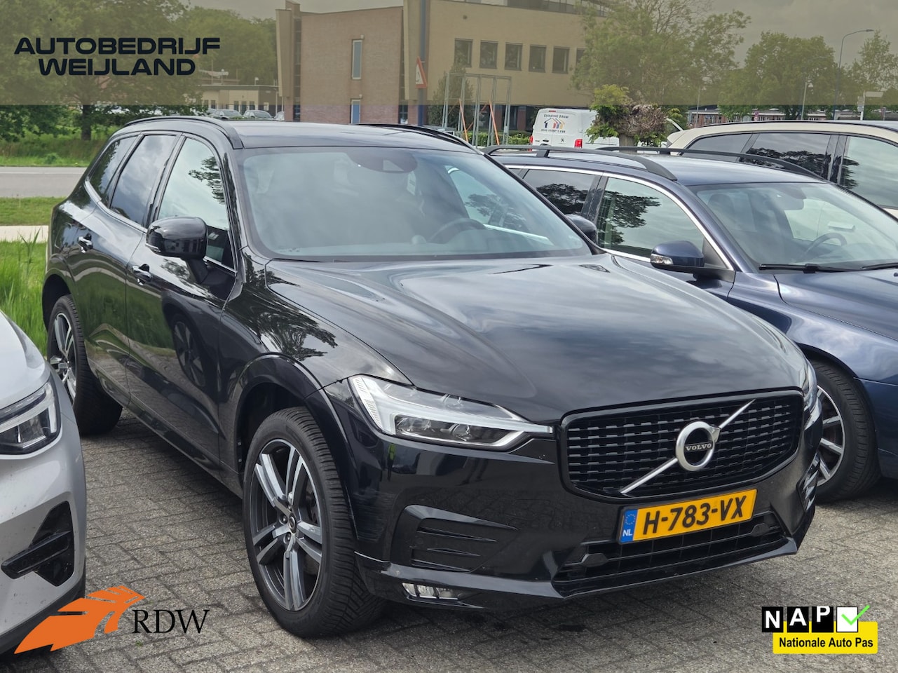 Volvo XC60 - 2.0 B5 R-Design Black Edition 251PK NIEUWSTAAT I 2de eig. I R-Design I Winterpakket I Blis - AutoWereld.nl