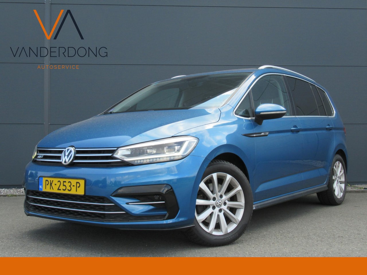 Volkswagen Touran - 1.4 TSI Highline Business R | Automaat | Panoramadak | Trekhaak | Apple carplay - AutoWereld.nl