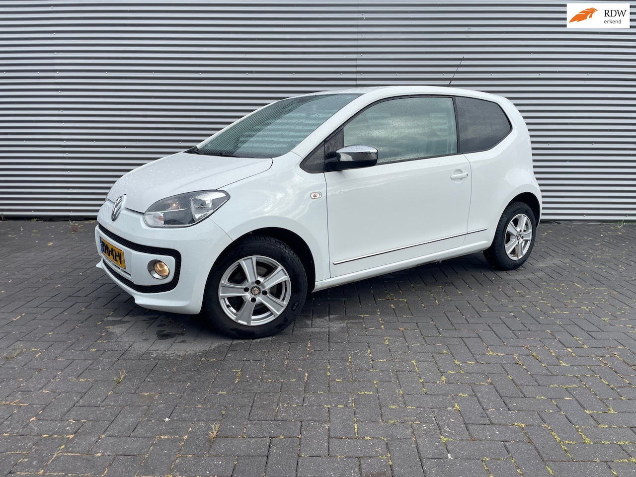 Volkswagen Up! - 1.0 white up met airco / cruise / navi / lmv - AutoWereld.nl