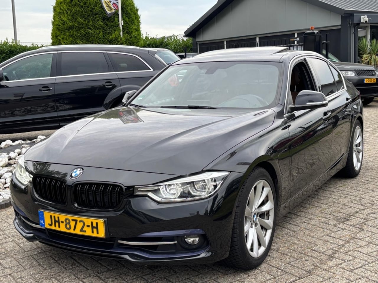 BMW 3-serie - 330e Sport Sedan 2016 Zwart Schuifdak Leer NL Auto - AutoWereld.nl