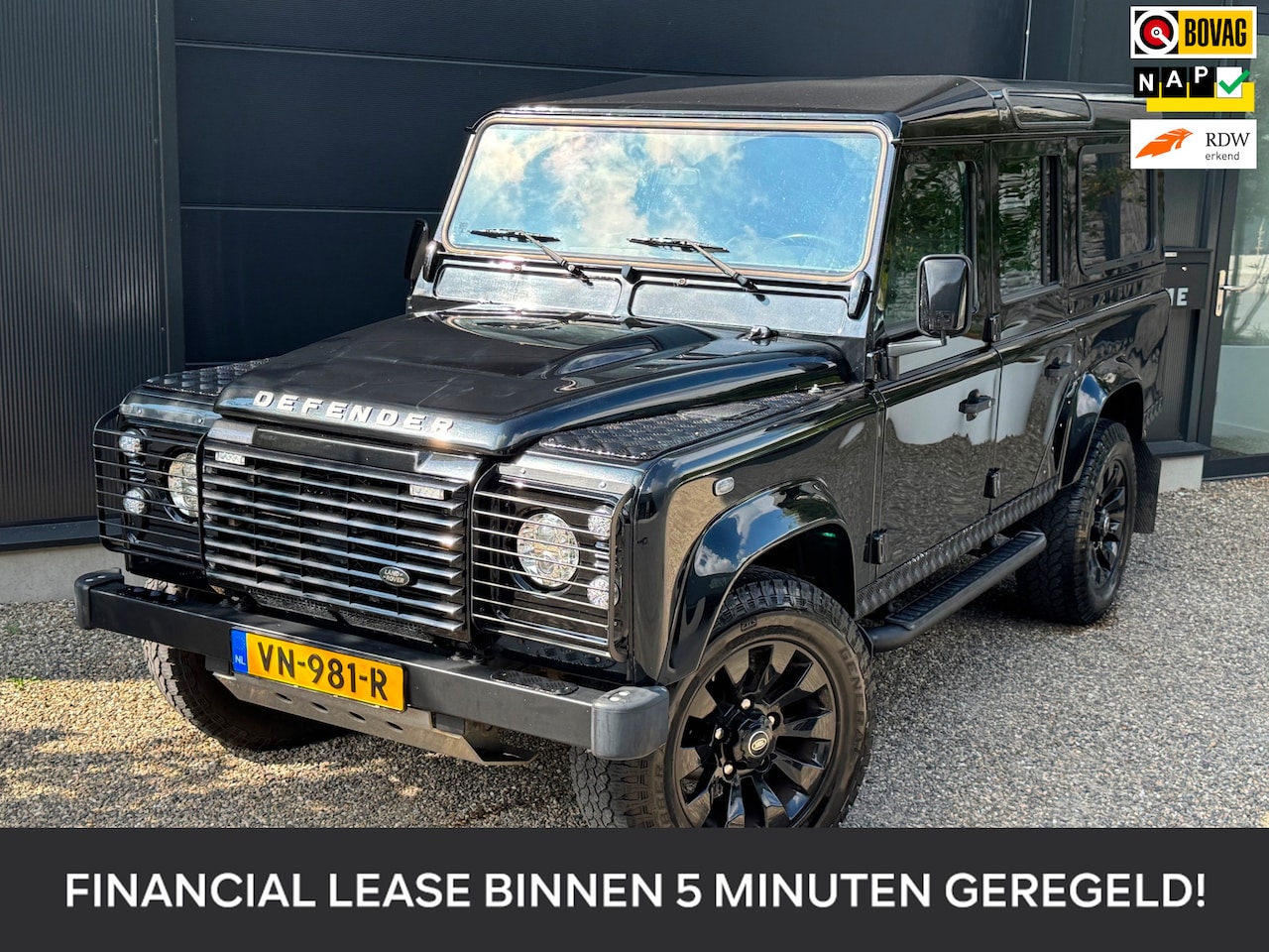 Land Rover Defender 110 - 2.2 D HT 110" SE GRIJS KENTEKEN | Leder | Stoelverwarming | LED | 18" SAWTOOTH | NL AUTO!! - AutoWereld.nl