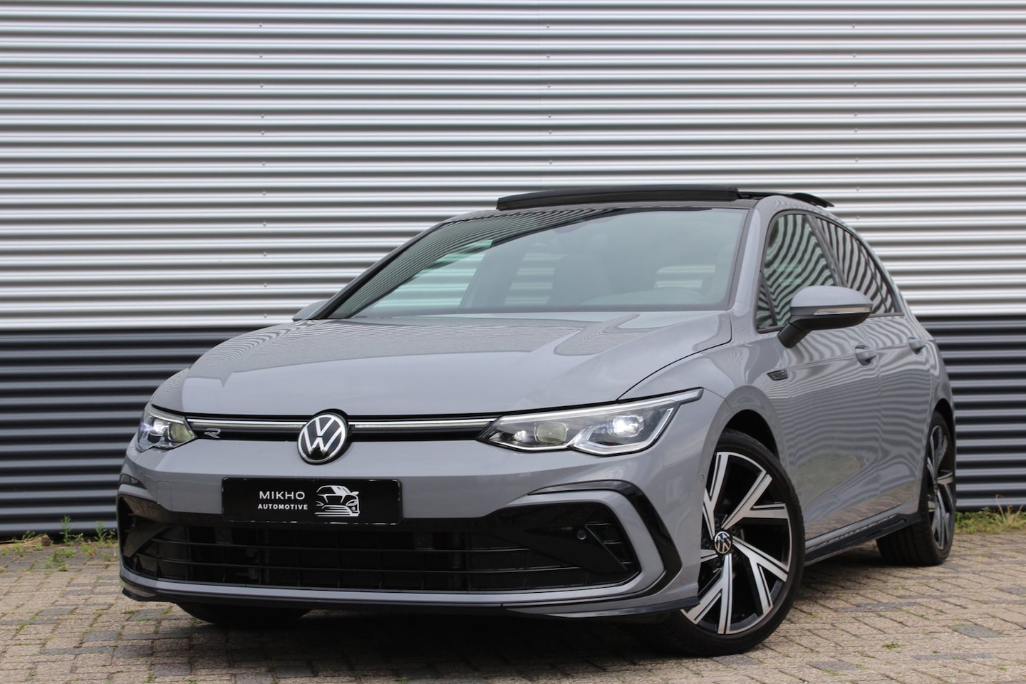 Volkswagen Golf - 1.5 eTSI 3x R-Line | Panoramadak | Harman Kardon |Trekhaak | IQ Light | Camera| Stuur verw - AutoWereld.nl