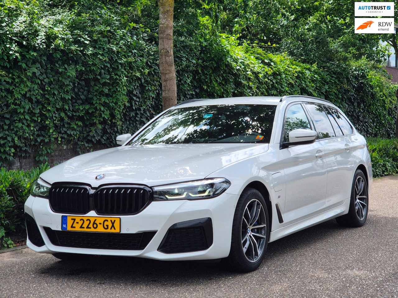 BMW 5-serie Touring - 530e M Sport LED CarPlay Elek. Stoelen 100% dealer onderhouden 530e Business Edition Plus - AutoWereld.nl