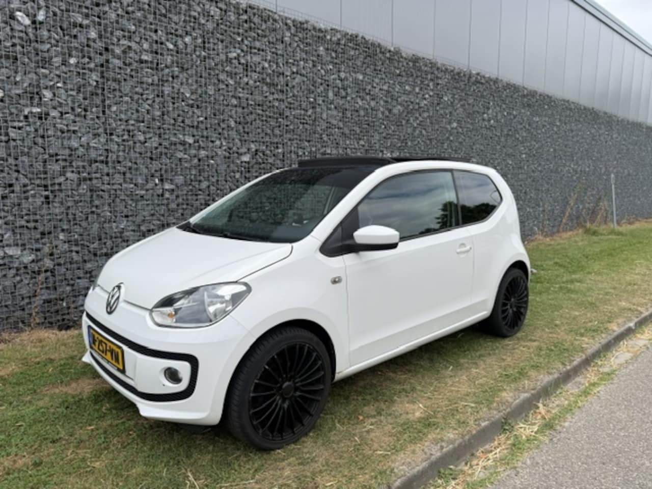 Volkswagen Up! - 1.0 high up! Airco | Pano | Leer - AutoWereld.nl