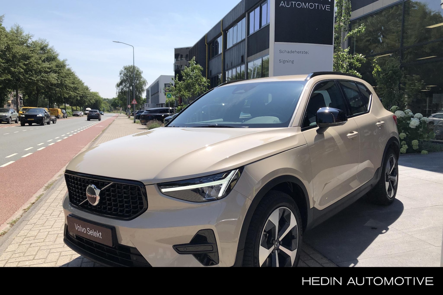 Volvo XC40 - B4 Plus Black Edition Mild Hybride 2.000 kg trekgewicht! | All Season banden | Stoelen ele - AutoWereld.nl