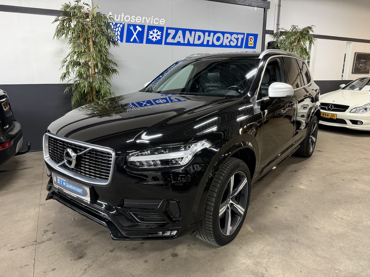 Volvo XC90 - 2.0 T5 AWD R-Design // Panodak // Caplay // sportstoelen met geheugen - AutoWereld.nl