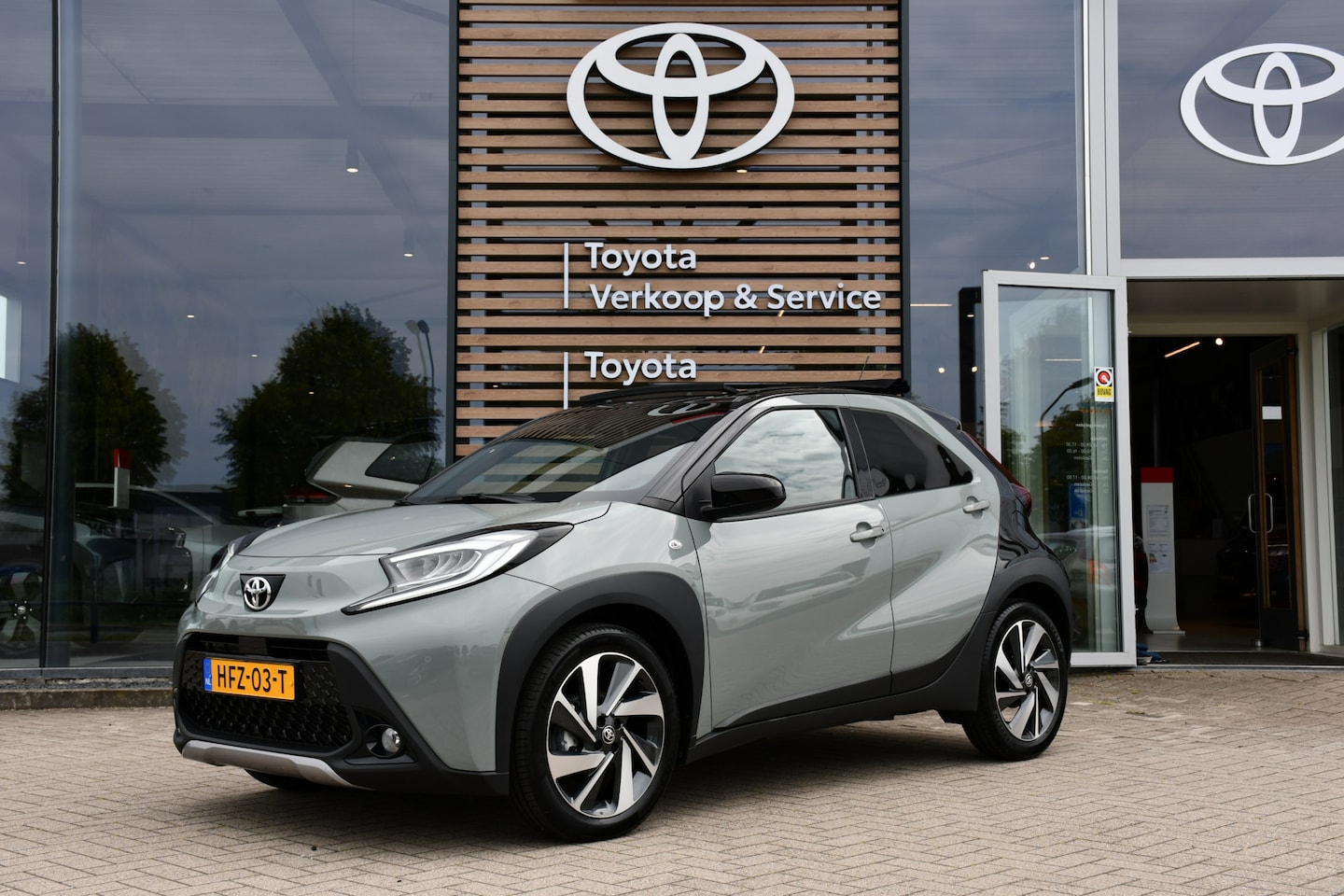 Toyota Aygo X - 1.0 VVT-i S-CVT Envy Automaat 72pk | Aangepast naar handgas/rem | Elektrisch vouwdak | Par - AutoWereld.nl