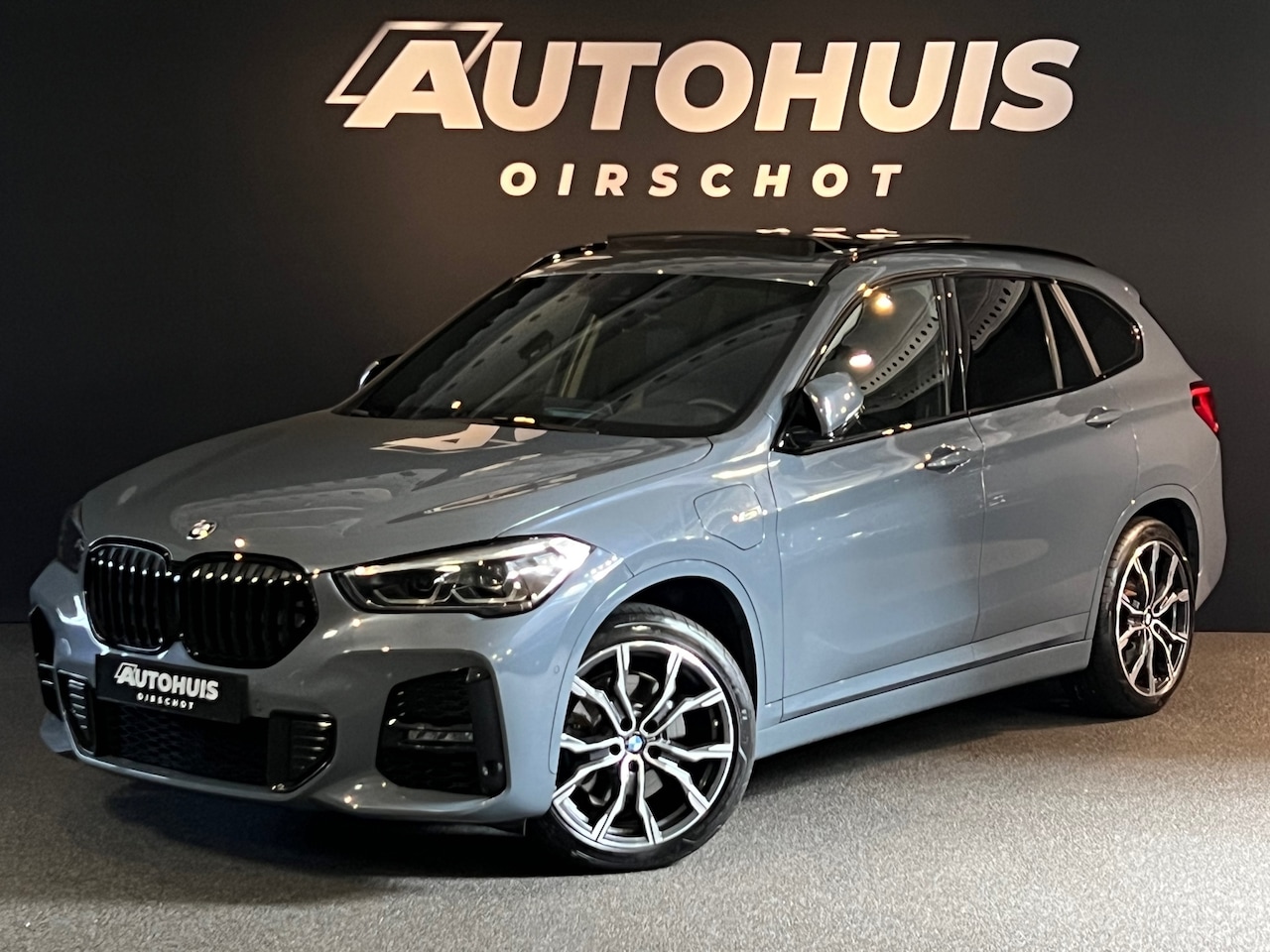 BMW X1 - XDrive25e High Executive Edition M Strom Bay/ Pano/ Memory seats/ Leder/ Trekhaak/ Camera/ - AutoWereld.nl