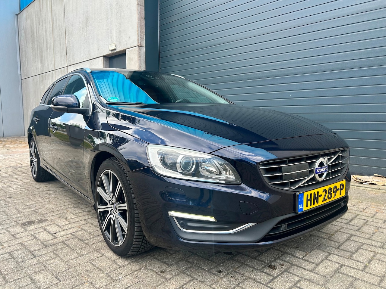 Volvo V60 - 2.4 D6 Twin Engine R-Design AUT SK DAK NAP - AutoWereld.nl